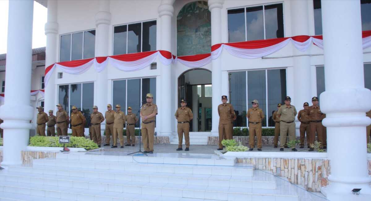 Asahan berbenah kantor jelang HUT RI Sekda Asahan John Hardi Nasution memimpin apel gabungan di halaman Kantor Bupati Senin (7/8/2023). (Dokumentasi pribadi)