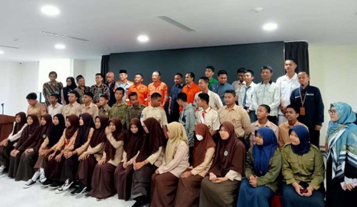 Beasiswa Pax ocean Berfoto bersama para penerima beasiswa dengan DT Peduli dan pimpinan Pax Ocean, Rabu (2/8/2023) di Batam. (kepri.siberindo.co)