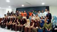 Beasiswa Pax ocean Berfoto bersama para penerima beasiswa dengan DT Peduli dan pimpinan Pax Ocean, Rabu (2/8/2023) di Batam. (kepri.siberindo.co)