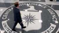 CIA Seorang pria melintasi logo Central Intelligence Agency (CIA) di lobi Markas Besar CIA di Langley, Virginia. (Foto: AFP)