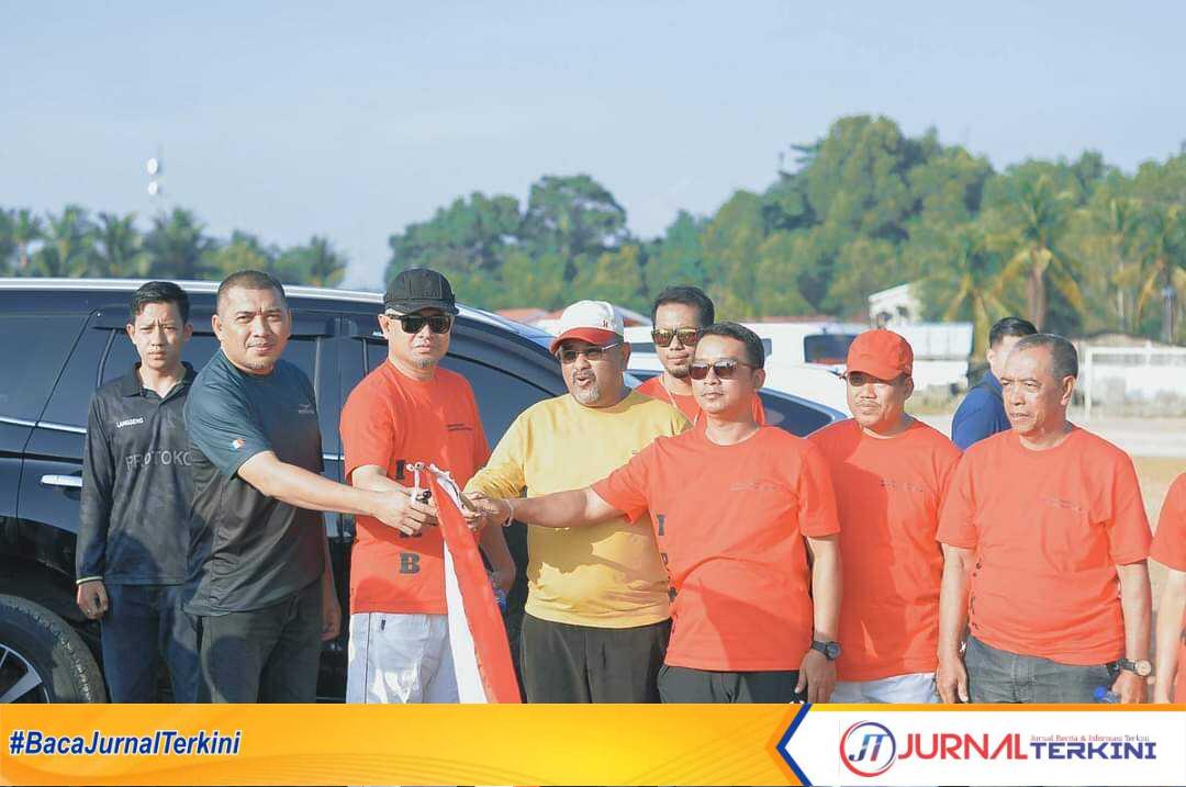 Bupati Karimun Aunur Rafiq membuka perlombaan semarak HUT ke-78 RI yang digelar Ikatan Pemuda Kampung Baru (IPKB) di Lapangan Sepakbola Kampung Baru, Kecamatan Tebing, Kabupaten Karimun, Kepulauan Riau, Minggu (20/8/2023). (Dok Diskominfo Karimun)