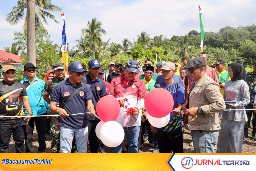 Sekretaris Daerah (Sekda) Karinun, Muhammad Firmansyah membuka secara resmi Turnamen Futsal dan Volly di Desa Selat Mendaun, Kecamatan Selat Gelam, Kabupaten Karimun, Kepulauan Riau, Minggu (20/8/2023). (JurnalTerkini.id/yogi)
