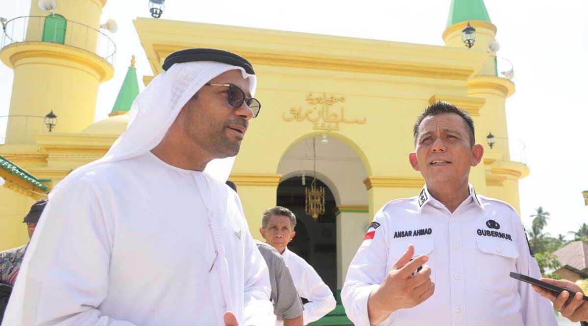 Gubernur Kepri Ansar Ahmad bersama Duta Besar Uni Emirat Arab (UEA) di depan Masjid Sultan Riau, Pulau Penyengat, Kepulauan Riau, Rabu (2/8/2023). (Dok. Diskominfo Kepri)
