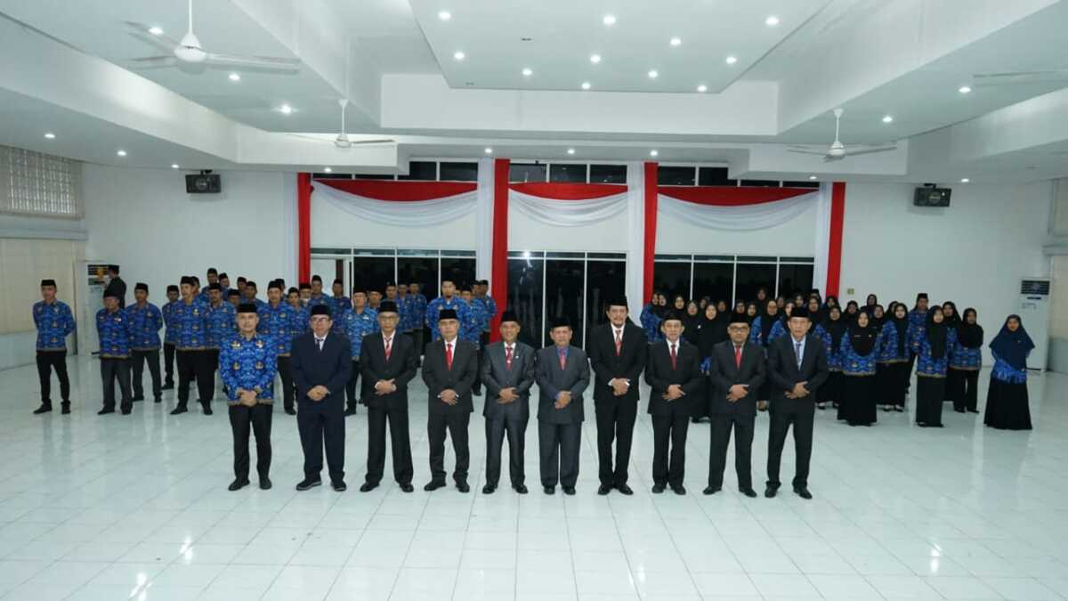 HUT RI di Asahan Bupati Asahan bersama sejumlah pejabat dan ASN berfoto bersama di sela rangkaian kegiatan HUT RI ke-78, Kamis (17/8/2023). (Dok Diskominfo Asahan)