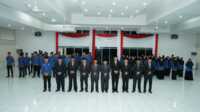 HUT RI di Asahan Bupati Asahan bersama sejumlah pejabat dan ASN berfoto bersama di sela rangkaian kegiatan HUT RI ke-78, Kamis (17/8/2023). (Dok Diskominfo Asahan)