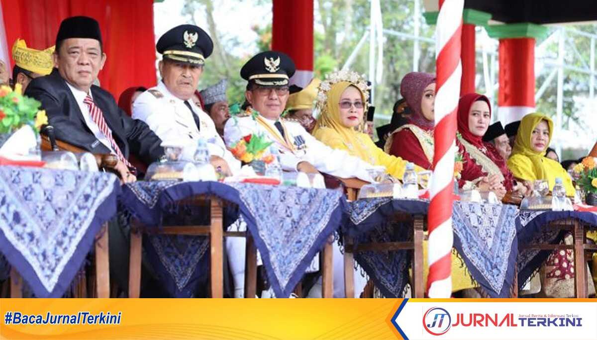 HUT RI di Inhil Wakil Ketua DPRD Inhil Edi Gunawan, SE, M. Si (kiri), menghadiri upacara Hari Ulang Tahun Republik Indonesia (HUT RI) ke-78 di Lapangan Gajah Mada Tembilahan, Kamis (17/8/23). (JurnalTerkini.id/Abdullah)