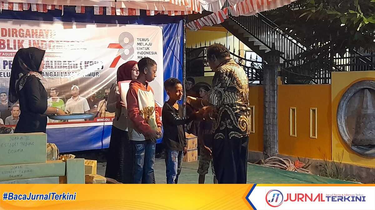 Penyerahan hadiah kepada para pemenang lomba memperingati HUR RI ke-78 di Kampung Kali Baru, Kelurahan Sei Lakam Timur, Kecamatan Karimun, Minggu (27/8/2023) malam. (JurnalTerkini.id/jansen)