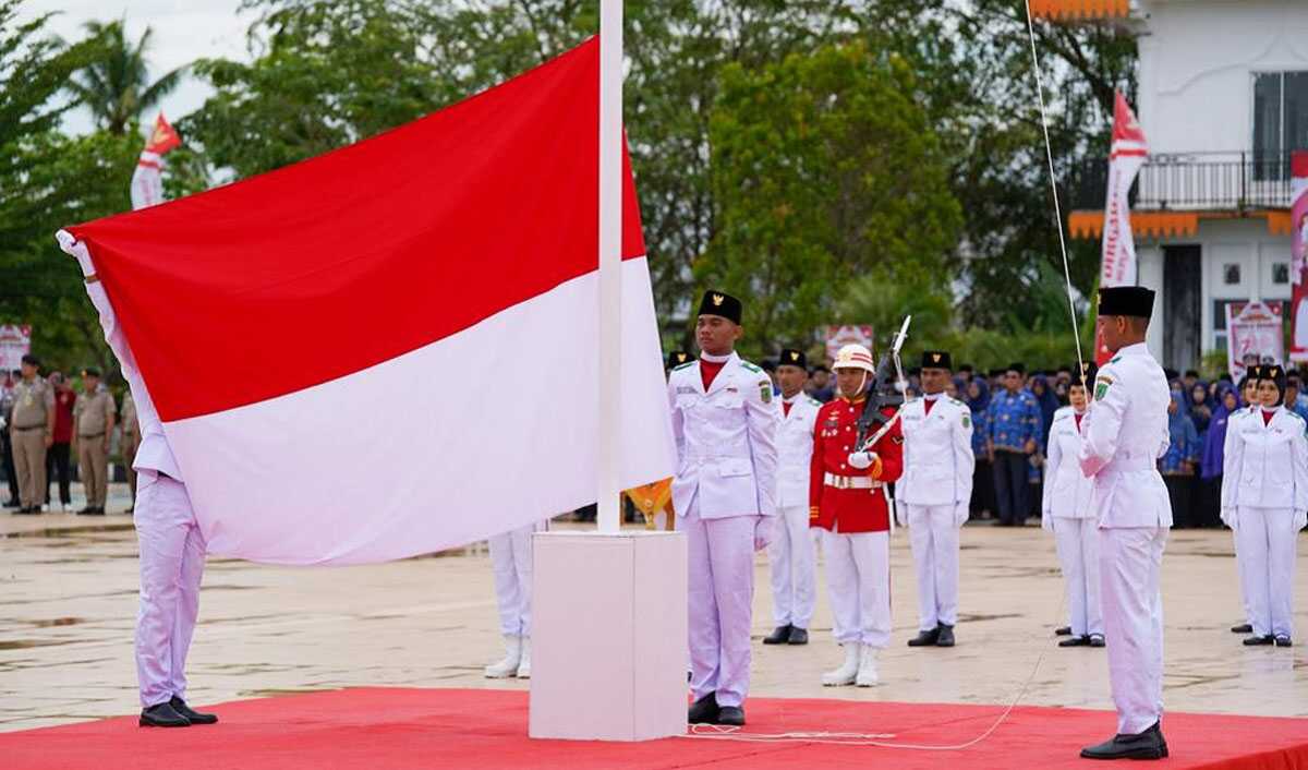HUT RI di Rohil Paskibraka mengibarkan bendera merah putih dalam upacara detik-detik proklamasi HUT RI ke-78 di Lapangan Purna MTQ Batu Enam, Bagansiapiapi, Kamis (17/8/2023). (Dok. Humas Pemkab Rohil)
