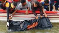 Tim SAR mengevakuasi kru kapal SB Karunia Jaya yang meninggal setelah terjatuh di perairan Tanjungbatu, Kecamatan Kundur, Kabupaten Karimun, Selasa (1/8/2023). (Dokumentasi pribadi)