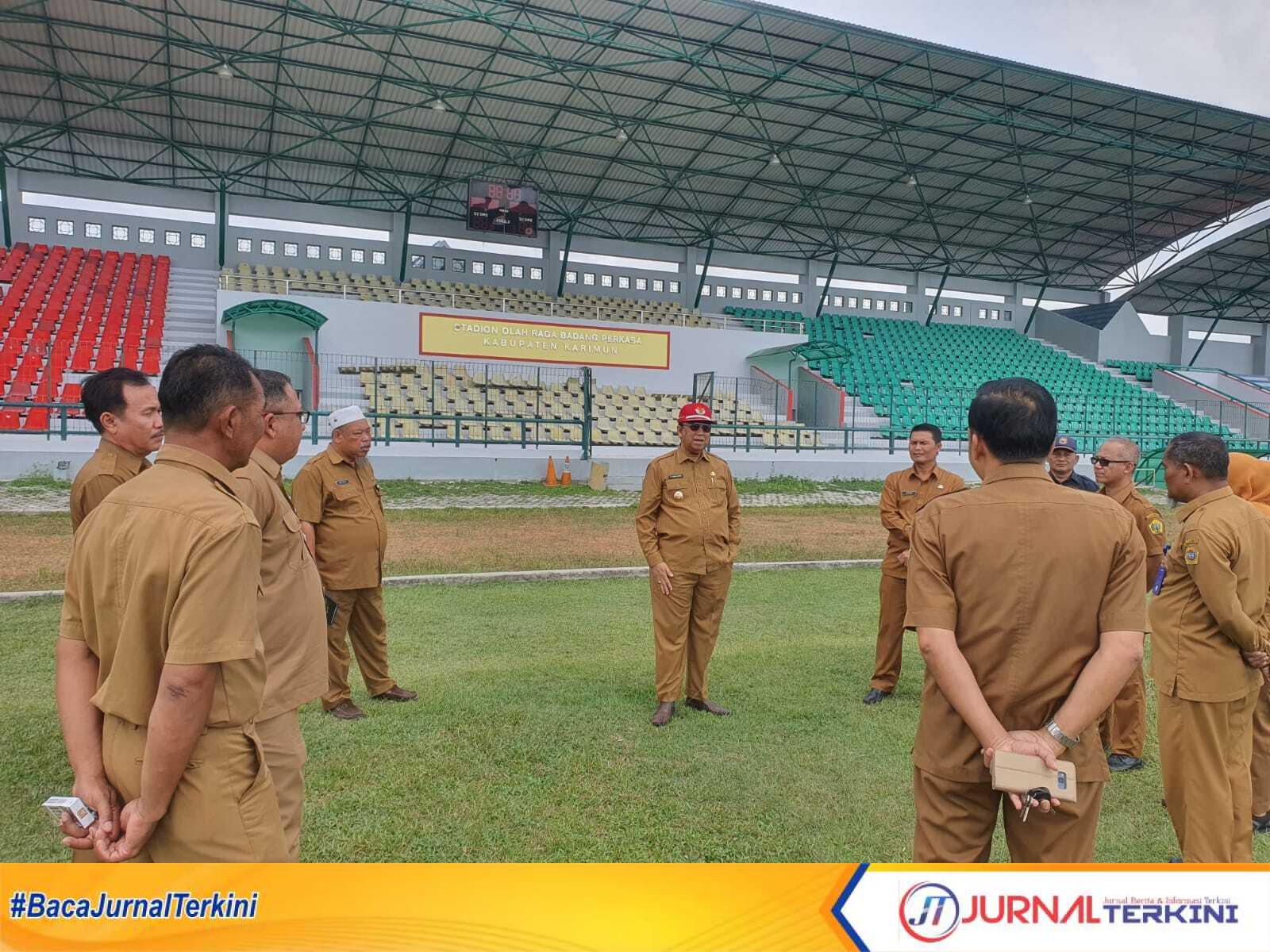 Wakil Bupati Karimun Anwar Hasyim meninjau Stadion Badang Perkasa yang rencananya jadi lokasi upacara HUT RI ke-78, Rabu (2/8/2023). (JurnalTerkini.id/Yogi)