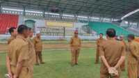 Wakil Bupati Karimun Anwar Hasyim meninjau Stadion Badang Perkasa yang rencananya jadi lokasi upacara HUT RI ke-78, Rabu (2/8/2023). (JurnalTerkini.id/Yogi)