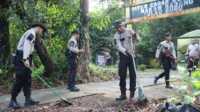 Polres Karimun melakukan gotong royong di Situs Cagar Budaya Makam Badang di Pulau Buru, Kabupaten Karimun, Kepulauan Riau, Jumat (4/8/2023). (Dok Humas Polres Karimun)