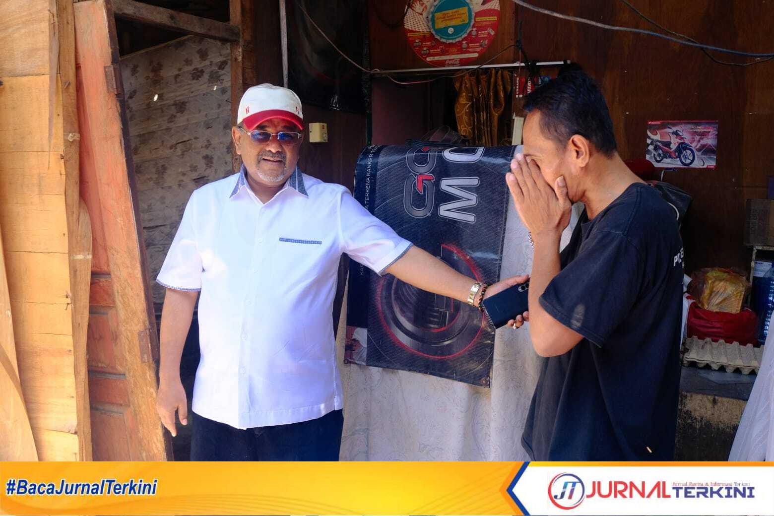 Bupati Karimun Aunur Rafiq menyambangi 8 Kepala Keluarga (KK) di Kelurahan Baran Barat dan Baran Timur yang rumahnya rusak akibat musibah angin puting beliung, Minggu (6/8/2023) siang. (Dok. Diskominfo Karimun)