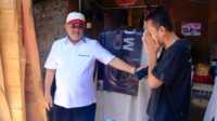 IMG-20230806-WA0053 Bupati Karimun Aunur Rafiq menyambangi 8 Kepala Keluarga (KK) di Kelurahan Baran Barat dan Baran Timur yang rumahnya rusak akibat musibah angin puting beliung, Minggu (6/8/2023) siang. (Dok. Diskominfo Karimun)