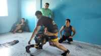 Pegulat yang tergabung dalam PGSI Karimun sedang latihan, Selasa (8/8/2023). (JurnalTerkini.id/yogi)