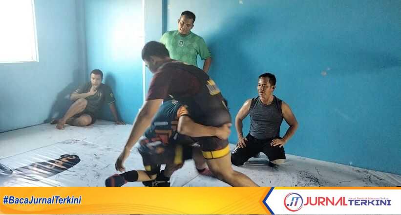 Pegulat yang tergabung dalam PGSI Karimun sedang latihan, Selasa (8/8/2023). (JurnalTerkini.id/yogi)