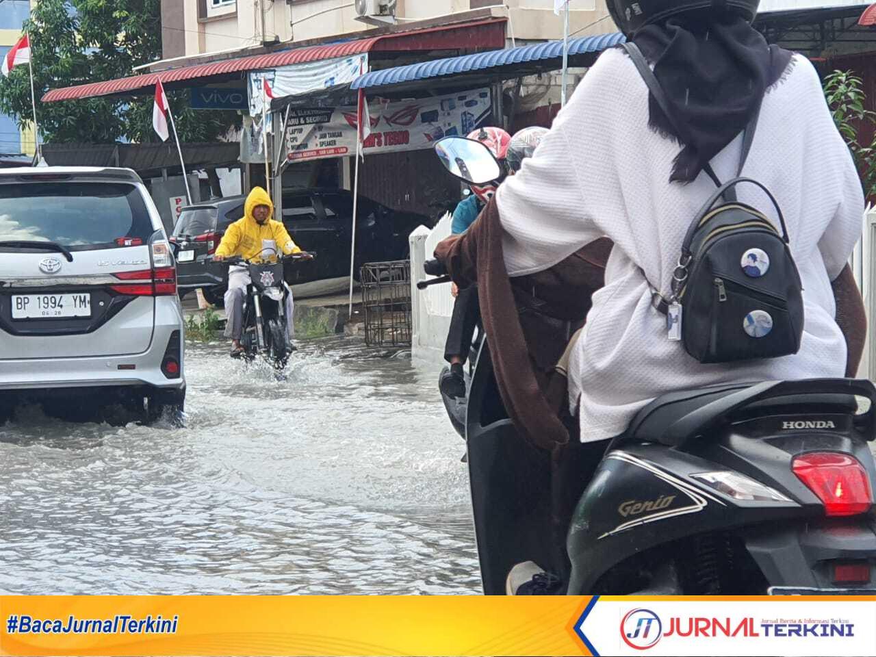 sejumlah pengendara melintas di ruas jalan yang digenangi air di jalan Pelipit Tanjung Balai Karimun beberapa hari lalu. (JurnalTerkini.id/Yogi)