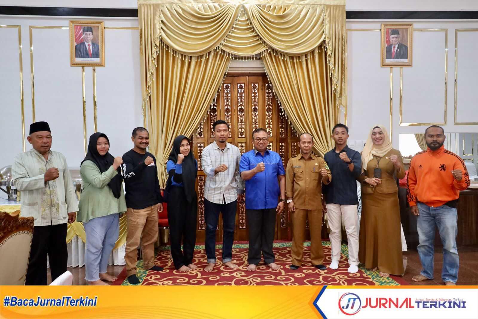 Berfoto bersama usai pelepasan atlet karate yang akan mengikuti pra PON ke-24 di rumah dinas Bupati Karimun, Selasa (22/8/2023). (JurnalTerkini.id/yogi)