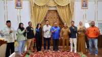 Berfoto bersama usai pelepasan atlet karate yang akan mengikuti pra PON ke-24 di rumah dinas Bupati Karimun, Selasa (22/8/2023). (JurnalTerkini.id/yogi)
