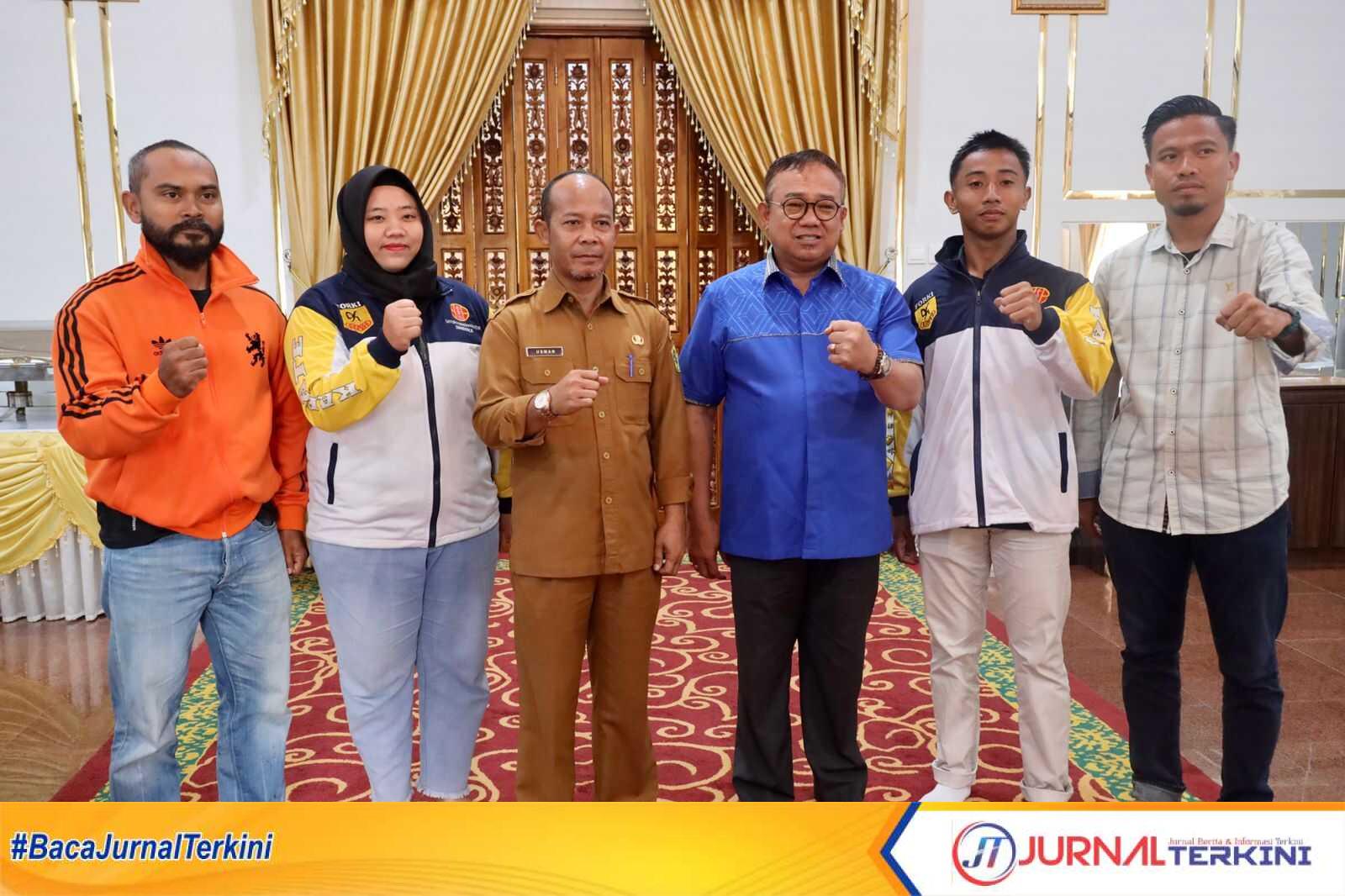 Sekda Karimun Muhd Firmansyah (3 kanan), Kadispora Usman (3 kiri) dan Ketua Pengcab PB Shindoka Muhammad Firdaus (kanan) berfoto bersama Diky Aditya (2 kanan), atlet karate yang akan mengikuti Pemusatan Latihan Nasional (Pelatnas) dalam rangka persiapan WSKF ( World Shitoryu Karate-do Federation) 2023. (JurnalTerkini.id/Yogi)