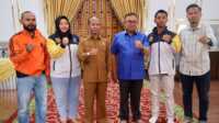 Sekda Karimun Muhd Firmansyah (3 kanan), Kadispora Usman (3 kiri) dan Ketua Pengcab PB Shindoka Muhammad Firdaus (kanan) berfoto bersama Diky Aditya (2 kanan), atlet karate yang akan mengikuti Pemusatan Latihan Nasional (Pelatnas) dalam rangka persiapan WSKF ( World Shitoryu Karate-do Federation) 2023. (JurnalTerkini.id/Yogi)