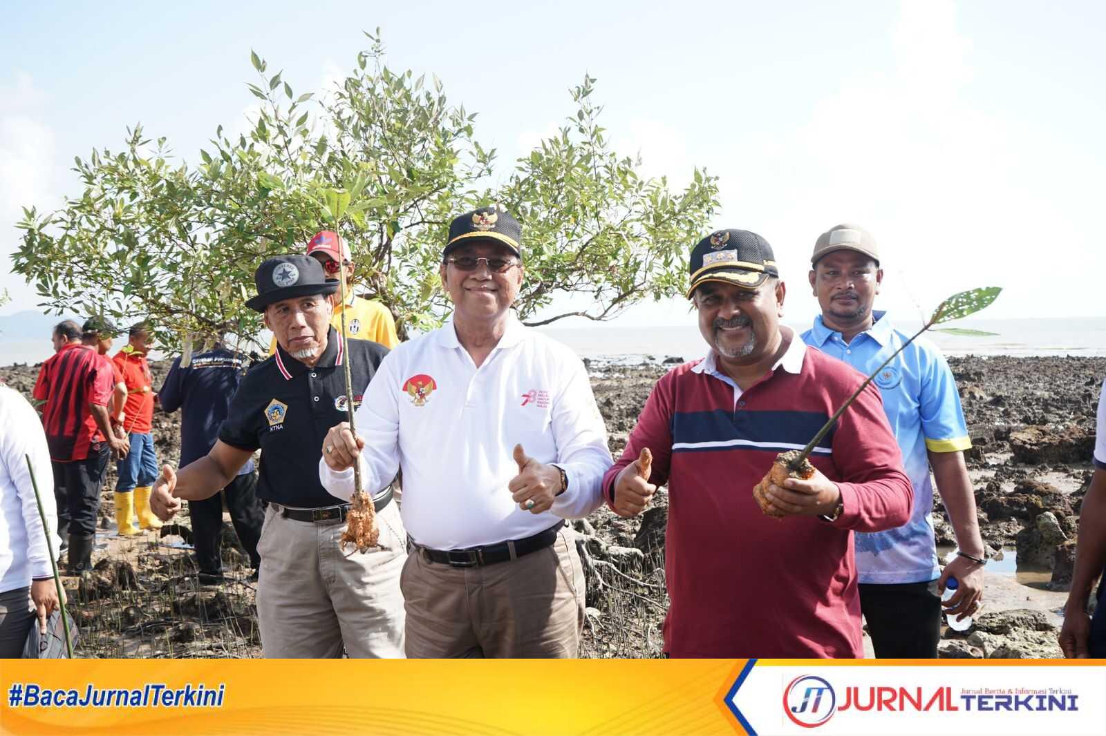 Bupati Karimun Aunur Rafiq (kanan) dan Wakil Bupati Anwar Hasyim menunjukkan bibit mangrove yang pada penanaman mangrove di kawasan jembatan kuning, Coastal Area, Kamis (24/8/2023). (JurnalTerkini.id/yogi)