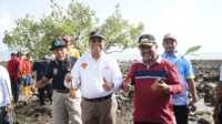 Bupati Karimun Aunur Rafiq (kanan) dan Wakil Bupati Anwar Hasyim menunjukkan bibit mangrove yang pada penanaman mangrove di kawasan jembatan kuning, Coastal Area, Kamis (24/8/2023). (JurnalTerkini.id/yogi)