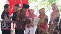Menteri ATR/BPN Hadi Tjahjanto diikuti Gubernur Kepri Ansar Ahmad menyerahkan sertifikat tanah gratis kepada warga di Coastal Area Karimun, Rabu (30/8/2023). Foto : Eka Perdana (Prokopim Karimun)