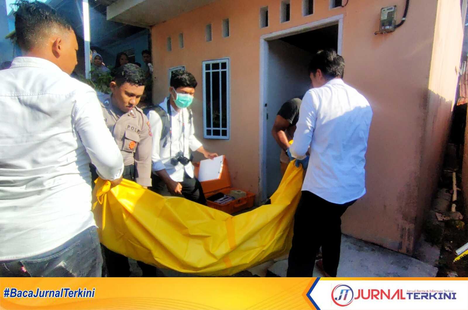 Polisi mengevakuasi jenazah Efrizal yang meninggal dunia di sebuah rumah kawasan Bukit Tiung Bawah, Kelurahan Tanjungbalai, Kabupaten Karimun, Kepulauan Riau, Senin (7/8/2023) sore. (JurnalTerkini.id/yogi)