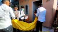 IMG_20230807_171818 Polisi mengevakuasi jenazah Efrizal yang meninggal dunia di sebuah rumah kawasan Bukit Tiung Bawah, Kelurahan Tanjungbalai, Kabupaten Karimun, Kepulauan Riau, Senin (7/8/2023) sore. (JurnalTerkini.id/yogi)