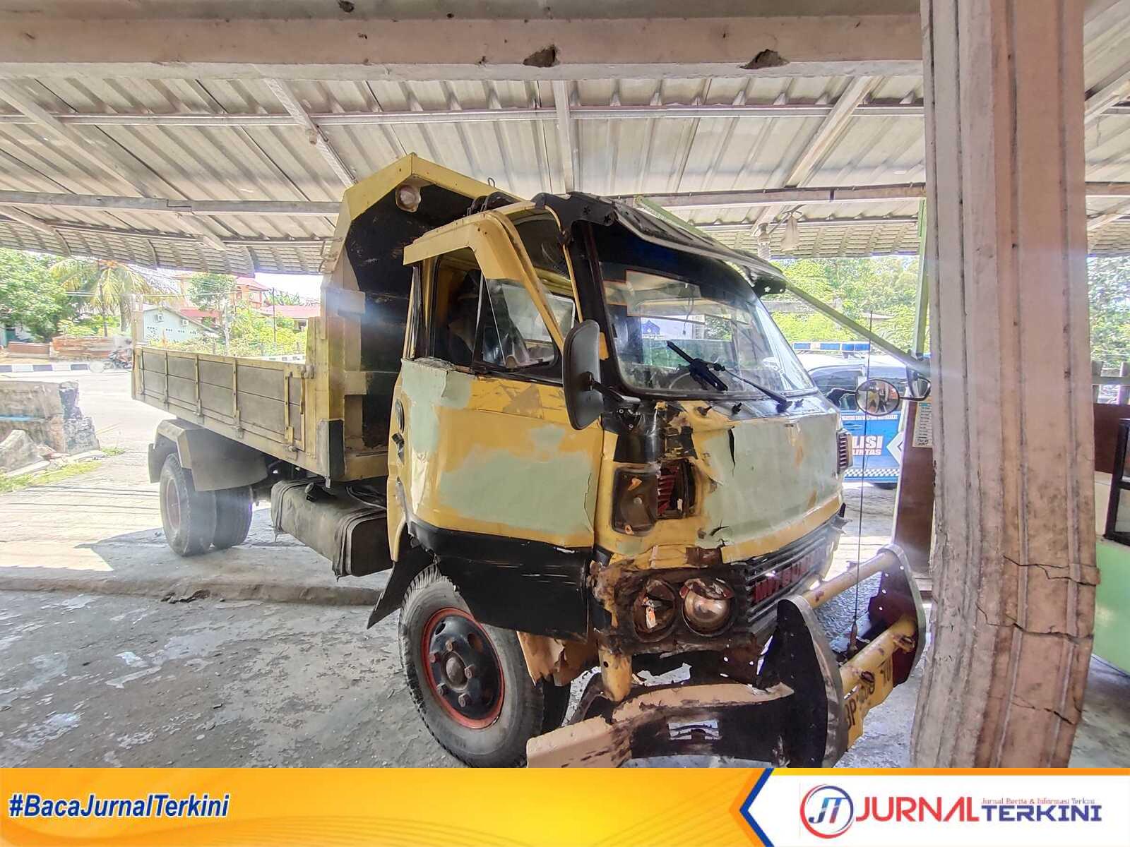 Dump truck itu yang menabrak sebuah rumah warga di sekitar lampu lalu lintas RT 03 RW 03 Kelurahan Baran Timur, Kecamatan Meral, Kabupaten Karimun, Rabu (9/8/2023) rusak berat. (JurnalTerkini.id/Yogi)