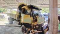 IMG_20230809_121755 Dump truck itu yang menabrak sebuah rumah warga di sekitar lampu lalu lintas RT 03 RW 03 Kelurahan Baran Timur, Kecamatan Meral, Kabupaten Karimun, Rabu (9/8/2023) rusak berat. (JurnalTerkini.id/Yogi)