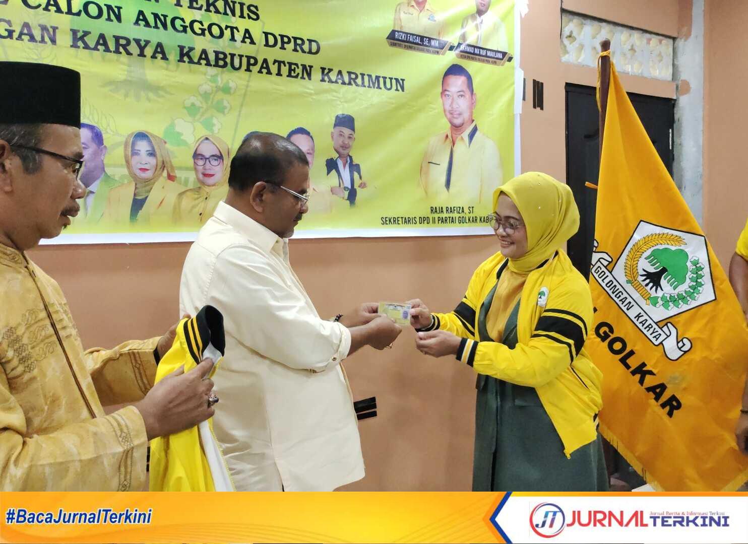 Charli Donna Sitorus menerima kartu tanda anggota dari Ketua DPD Partai Golkar Karimun Aunur Rafiq di sekretariat DPD Golkar Karimun, Selasa (15/8/2023). Charli Donna Sitorus resmi menjadi kader dan maju caleg untuk DPRD Provinsi Kepulauan Riau. (JurnalTerkini.id/yogi)
