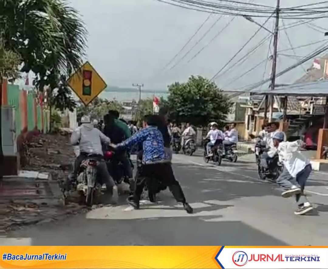 IMG_20230817_214242 Dua kelompok atau kubu pelajar Sekolah Menengah Atas (SMA) di Kabupaten Karimun, Kepulauan Riau (Kepri) terlibat aksi tawuran, Kamis (17/8/2023). (tangkapan layar)