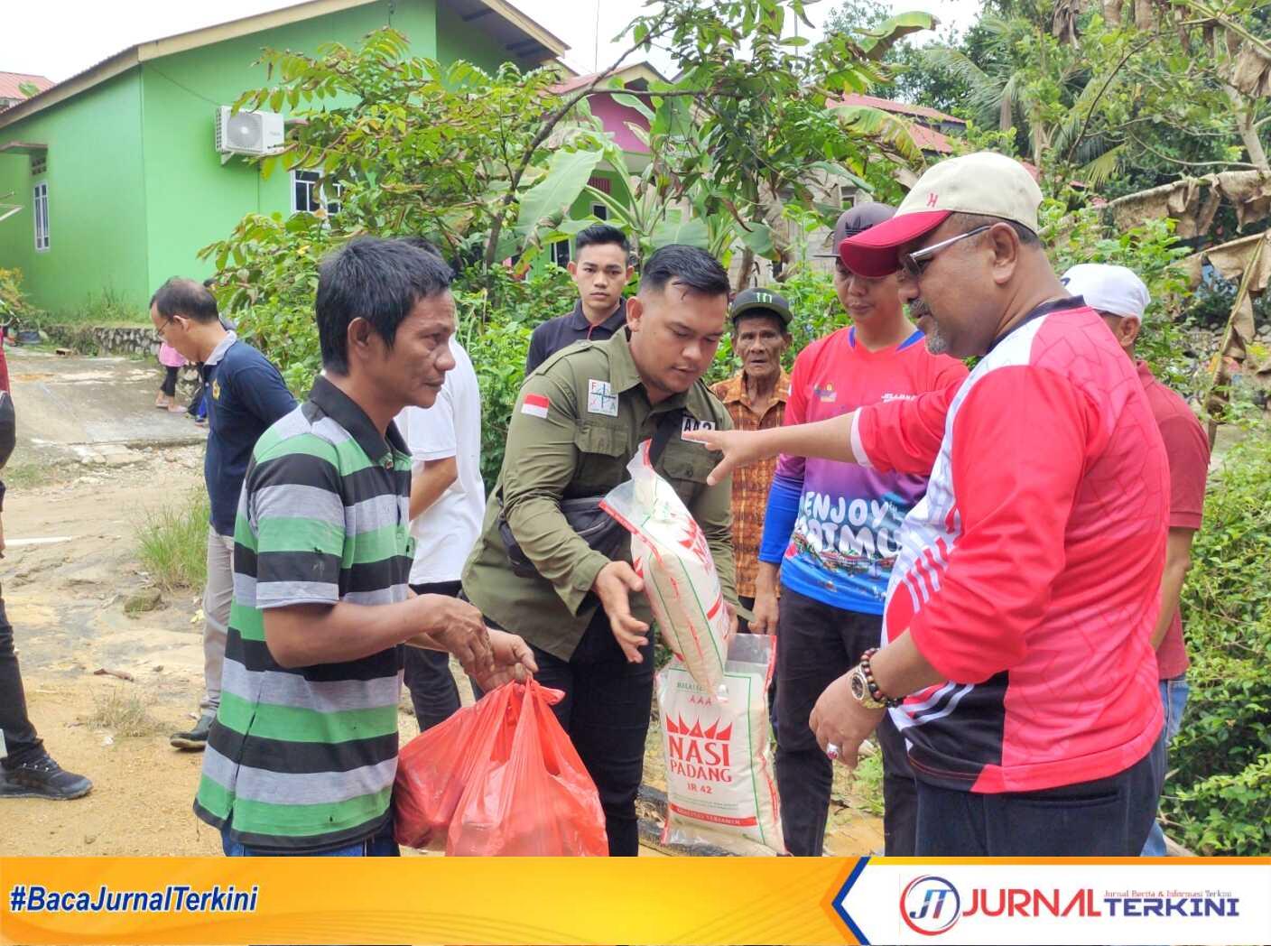 Bupati Karimun Aunur Rafiq menyerahkan bantuan kepada korban kebakaran di RT 03 RW 03 Paya Rengas, Kelurahan Parit Benut, Kecamatan Meral, Kabupaten Karimun, Kepulauan Riau, Sabtu (19/8/2023) siang. (JurnalTerkini.id/yogi)