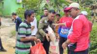 IMG_20230819_161145 Bupati Karimun Aunur Rafiq menyerahkan bantuan kepada korban kebakaran di RT 03 RW 03 Paya Rengas, Kelurahan Parit Benut, Kecamatan Meral, Kabupaten Karimun, Kepulauan Riau, Sabtu (19/8/2023) siang. (JurnalTerkini.id/yogi)