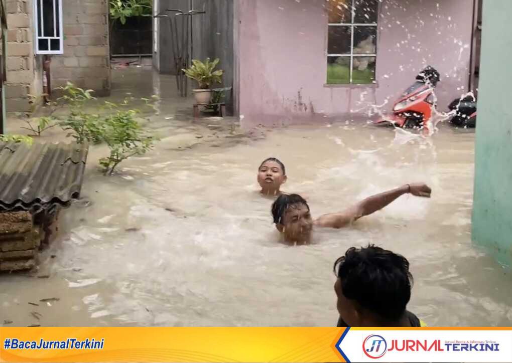 Anak-anak berenang dalam genangan air yang merendam kawasan RT 05 RW 02, Kelurahan Teluk Air, Kecamatan Karimun, Senin (21/8/2023). (JurnalTerkini.id/yogi)