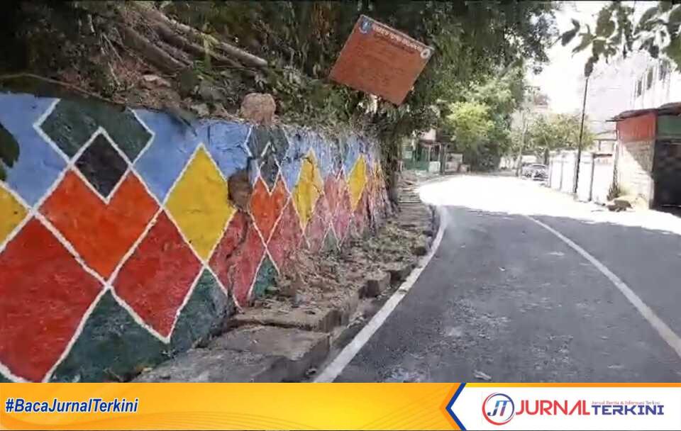 Bukit atau tebing di kawasan Jalan Teuku Umar, Kelurahan Balai Kota, Kabupaten Karimun, Kepulauan Riau terancam longsor. (JurnalTerkini.id/yogi)