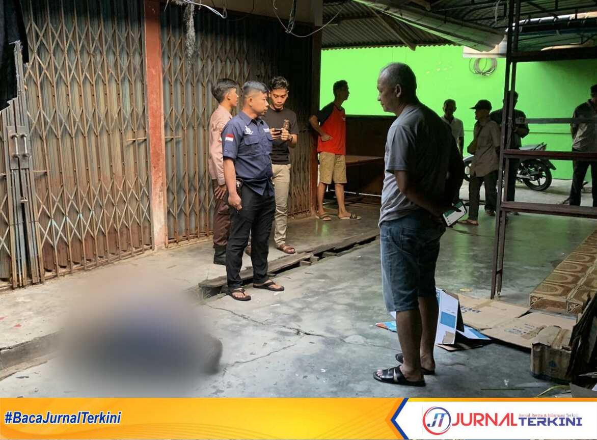 Polisi tiba di lokasi ditemukannya jenazah James Sihite di belakang Balai Pemuda Tanjung Batu, Kecamatan Kundur,, Kabupaten Karimun, Senin (28/8/2023). (JurnalTerkini.id/Yogi)