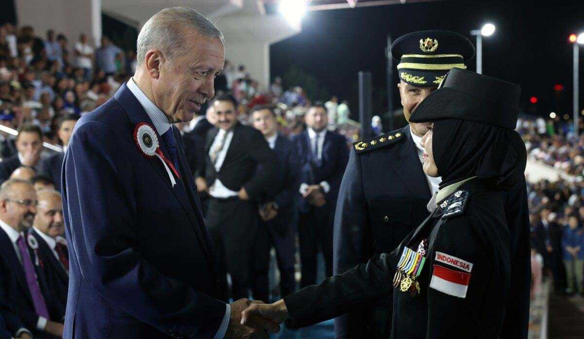 Ipda Regina Ipda Regina Andrilla Setiawan ketika diwisuda Presiden Turki Recep Tayyip Erdogan. (Dok Humas Polda Kepri)
