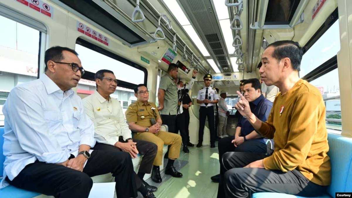 Jokowi dan LRT Presiden Jokowi mengatakan kekurangan yang ada dalam pembangunan LRT Jabodebek cukup wajar dan akan segera diperbaiki. (Biro Setpres RI)