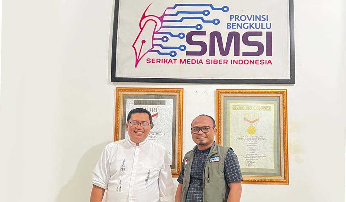 Ketua Bawaslu Bengkulu silaturahmi ke SMSI Ketua Bawaslu Provinsi Bengkulu Fahamsya dan Ketua SMSI Bengkulu Wibowq Susilo. (bengkulu.siberindo.co)