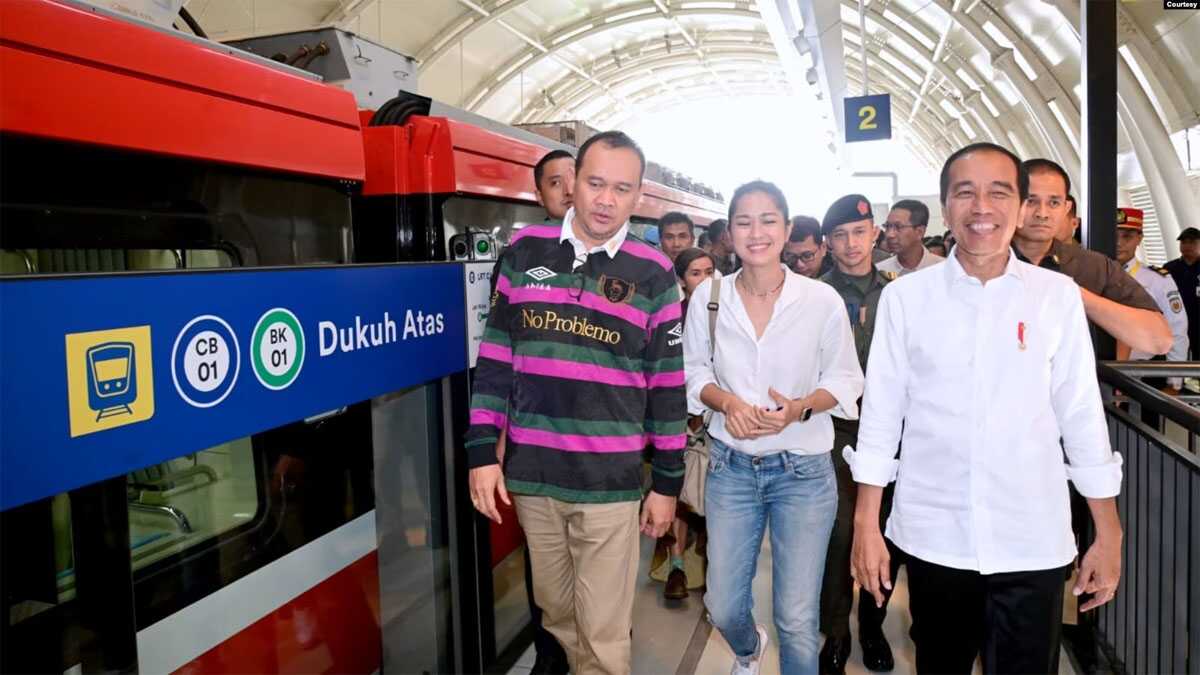 LRT Jabodebek Presiden Jokowi kembali menjajal LRT Jabodebek bersama penggiat seni Tanah Air dari Bekasi menuju Stasiun LRT di Dukuh Atas Jakarta