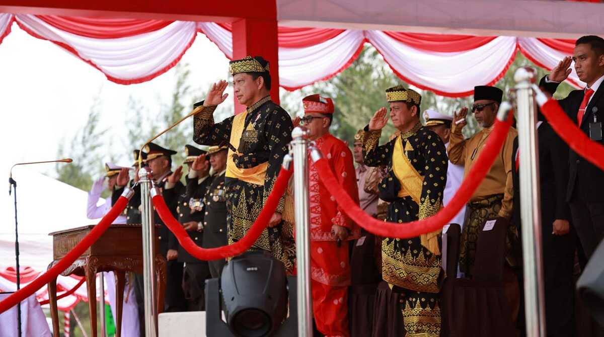 Menteri Dalam Negeri (Mendagri) Muhammad Tito Karnavian menjadi Inspektur Upacara pada peringatan Hari Ulang Tahun (HUT) ke-78 Kemerdekaan Republik Indonesia di Lapangan Pantai Piwang, Ranai, Natuna, Kamis (17/08/2023). (Dokumentasi pribadi)