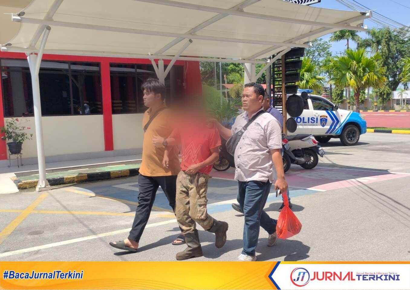 S pada Sabtu (5/8/2023), digiring polisi setelah ditangkap terkait kasus pelecehan seorang wanita yang sedang olahraga di Coastal Area. (JurnalTerkini.id/Yogi)