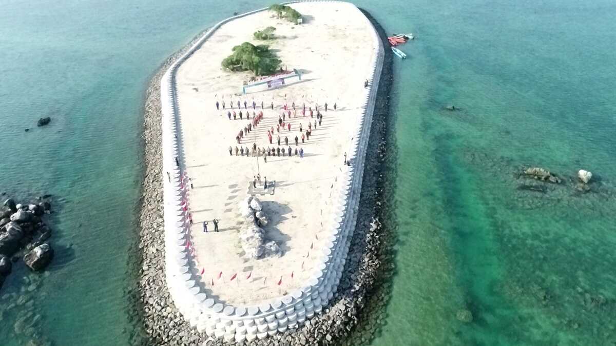 Pengibaran bendera merah putih di pulau terluar, Pulau Malang Berdaun, Desa Berakit, Kecamatan Teluk Sebong, Kabupaten Bintan, Kepulauan Riau, Jumat (11/8/2023). (Dok. Humas Polres Bintan)