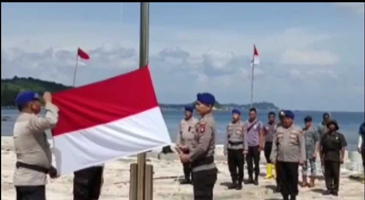 Polres Bintan kibarkan bendera di pulau terluar Polres Bintan mengibarkan bendera merah putih di pulau terluar, Pulau Tanjung Sading Bintan, Desa Teluk Sebong, Kecamatan Bintan Utara, Rabu (9/8/2023). (Dok. Humas Polres Bintan)