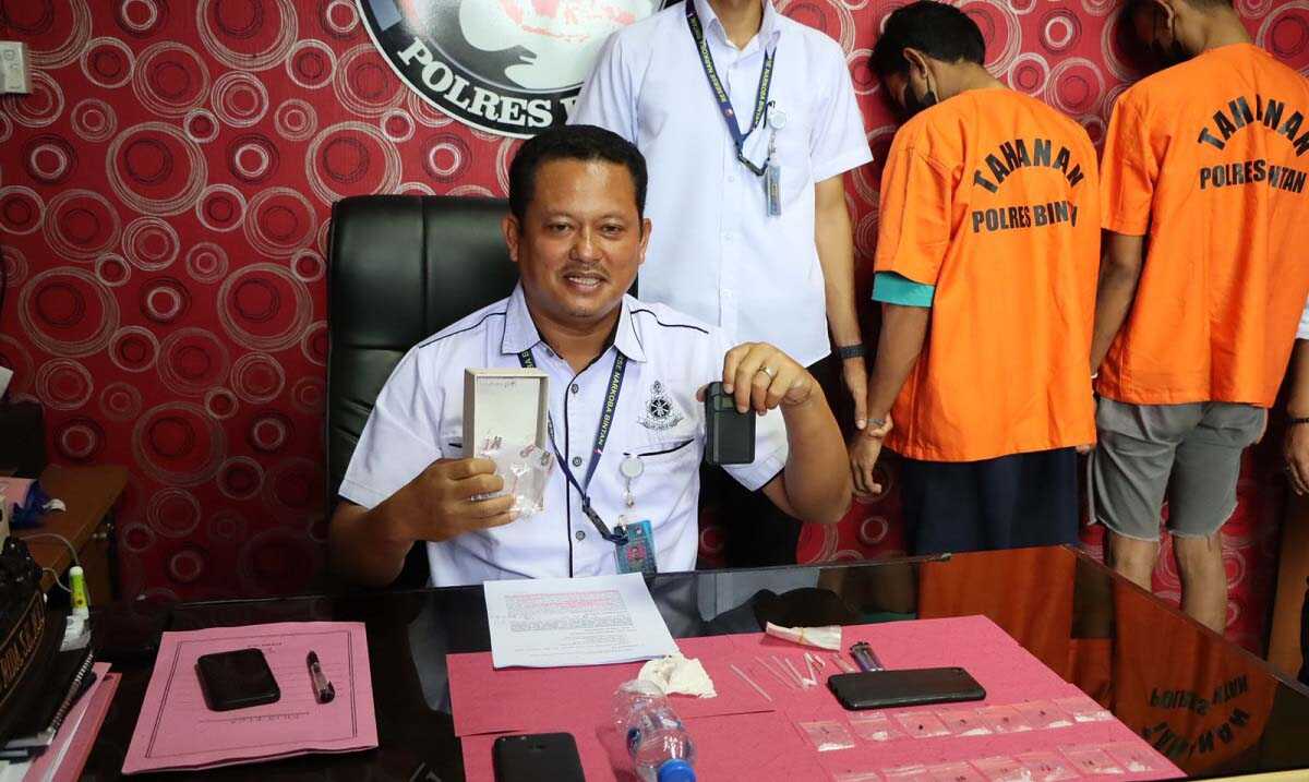 Polres Bintan tangkap dua tersangka kasus sabu Kaksatresnarkoba Polres Bintan Iptu Sofyan Rida menunjukkan barang bukti sabu yang diamankan dari dua tersangka, AY dan EP dalam konferensi pers di Mapolres Bintan, Senin (31/7/2023). (dok. Humas Polres Bintan)