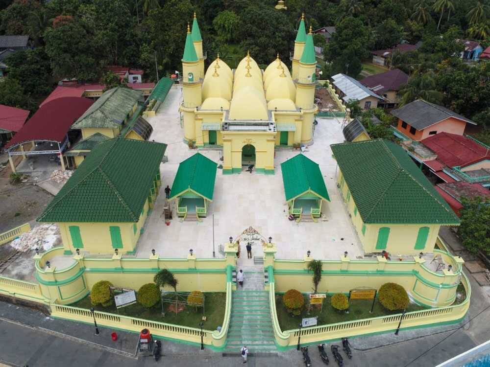 Masjid Sultan Riau di Pulau Penyengat, Pulau Penyengat sebagai desa wisata meraih rekor MURI untuk kategori manuskrip terbanyak. (kepriprov.go.id)