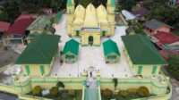 Pulau Penyengat Masjid Sultan Riau di Pulau Penyengat, Pulau Penyengat sebagai desa wisata meraih rekor MURI untuk kategori manuskrip terbanyak. (kepriprov.go.id)